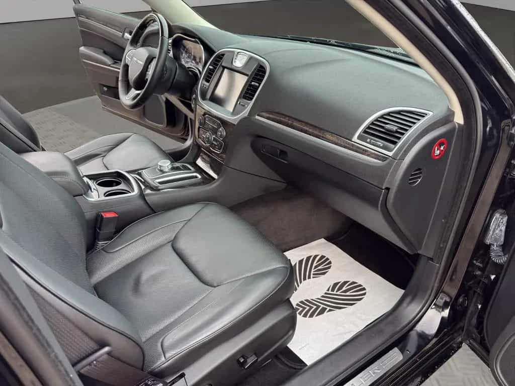 Chrysler 300C 07/2015-photo-11