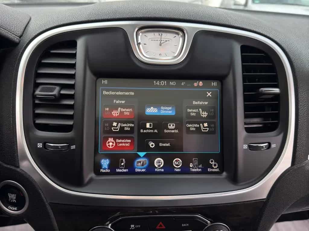 Chrysler 300C 07/2015-photo-17