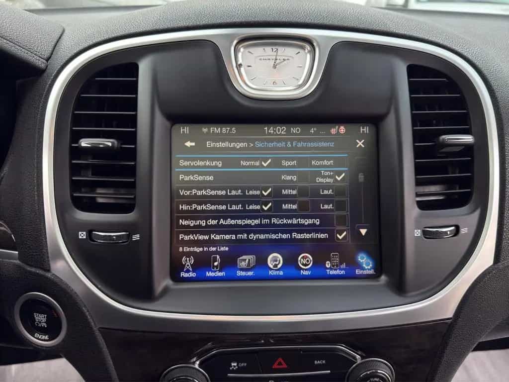 Chrysler 300C 07/2015-photo-18
