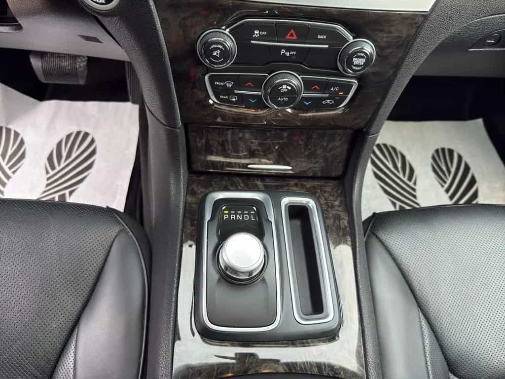 Chrysler 300C 07/2015-photo-23