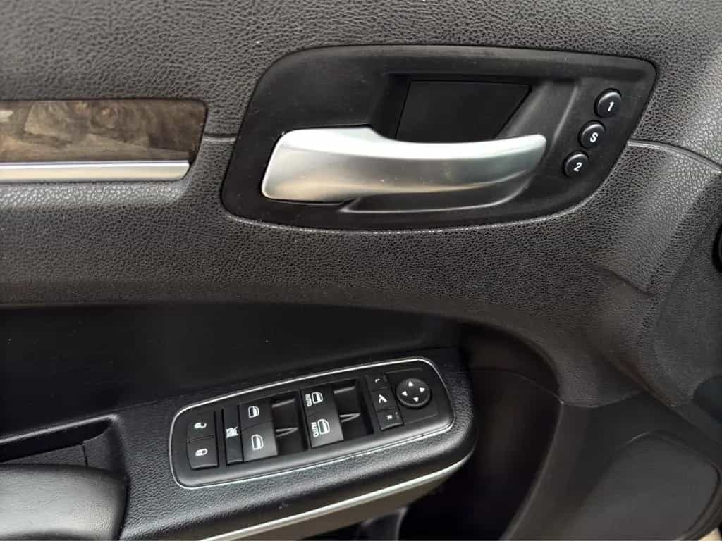 Chrysler 300C 07/2015-photo-28