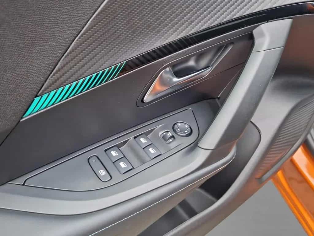 Peugeot 2008 Blue-HDI 130 Allure Pack Navigation LED 02/2022-photo-11