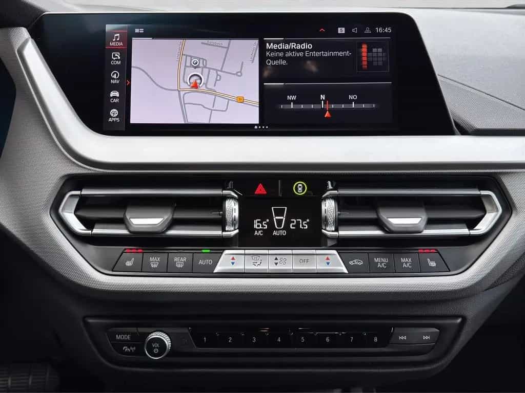 BMW 1 Series 118i Advantage Panorama Anhängerkupplung LED 03/2022-photo-25
