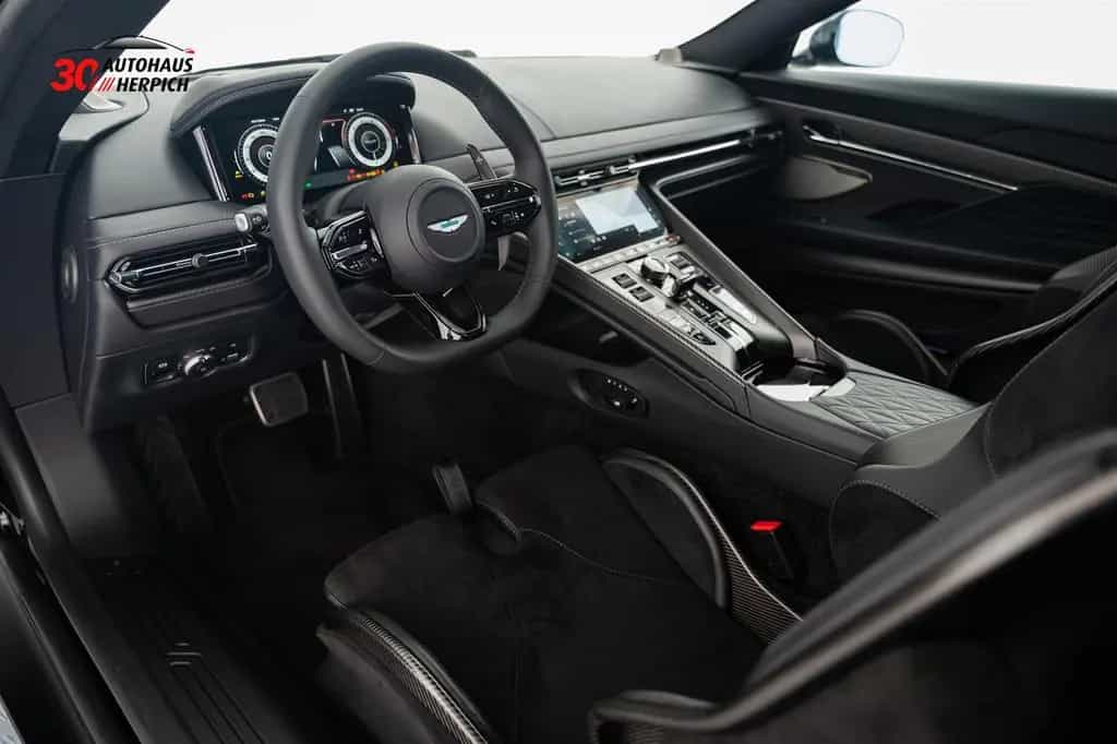 Aston Martin DB12 Performance-Seat Carbon Keramikbremse B&W 04/2024-photo-10