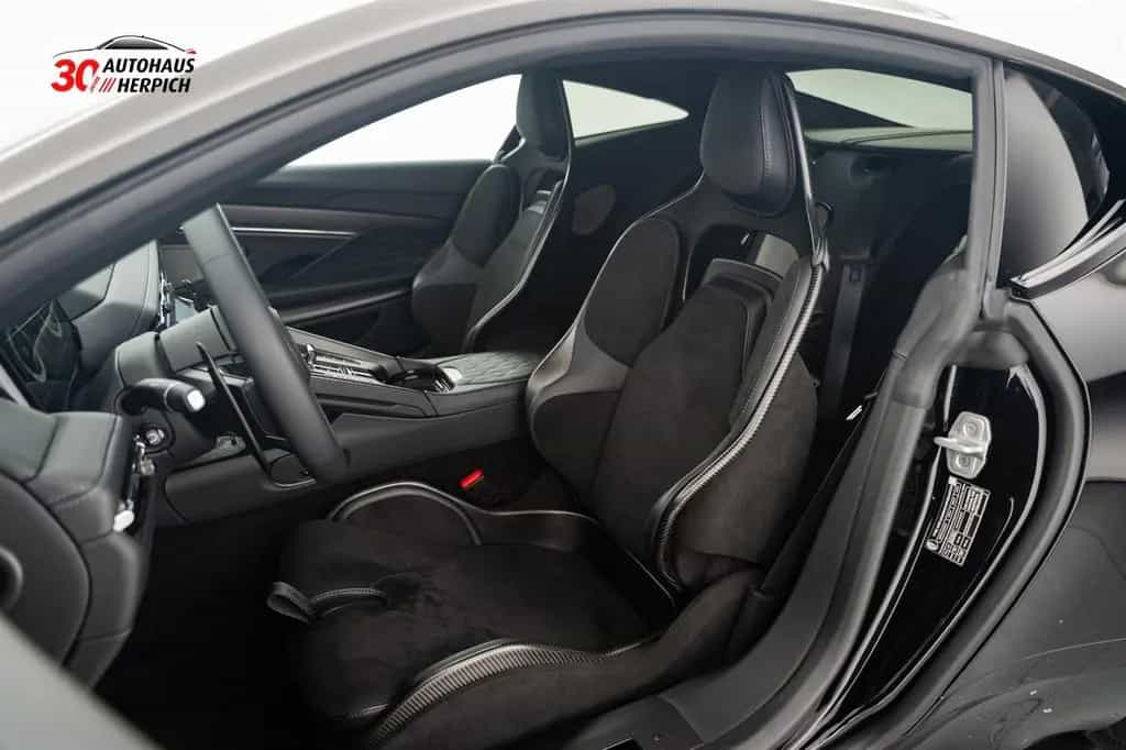 Aston Martin DB12 Performance-Seat Carbon Keramikbremse B&W 04/2024-photo-11