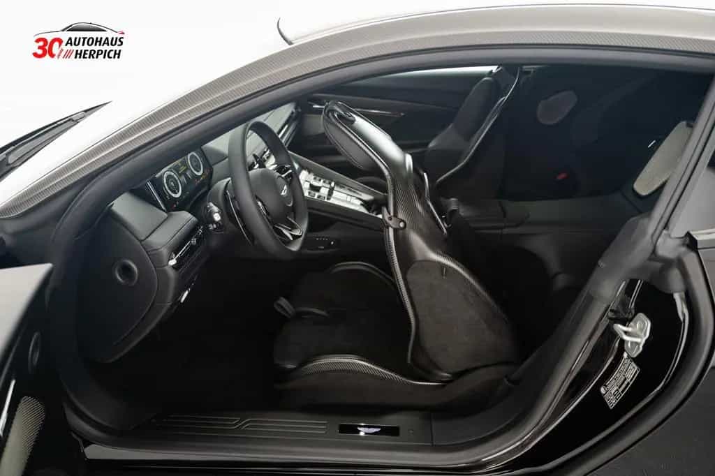 Aston Martin DB12 Performance-Seat Carbon Keramikbremse B&W 04/2024-photo-12