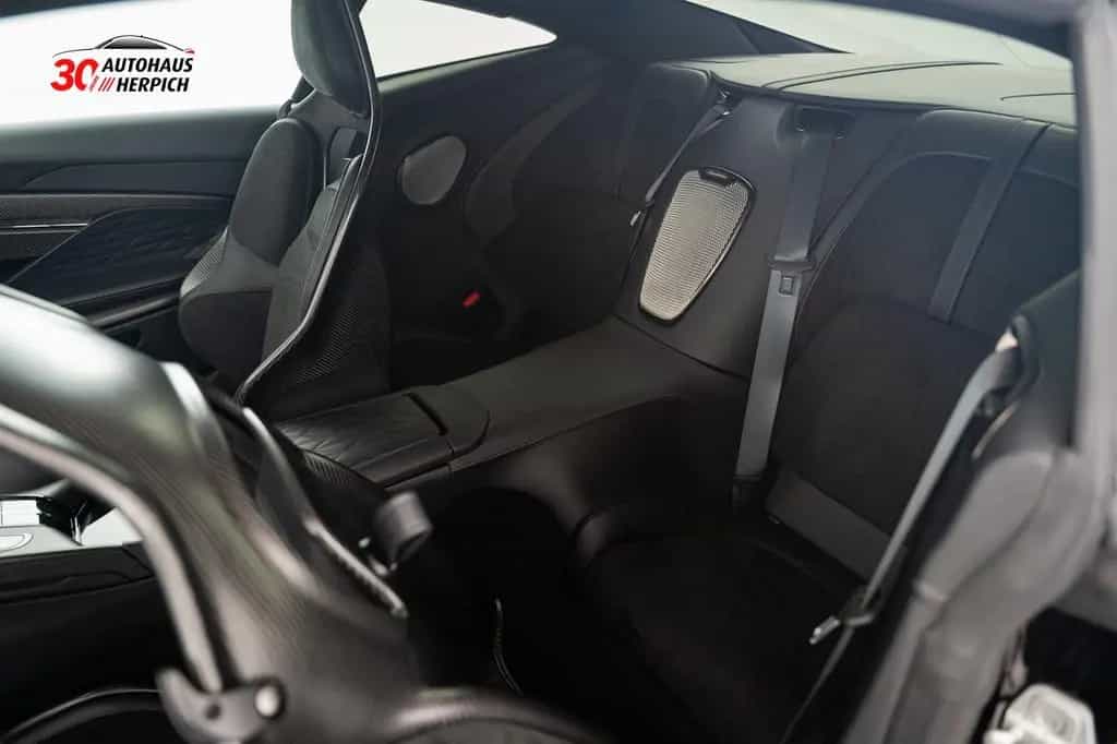 Aston Martin DB12 Performance-Seat Carbon Keramikbremse B&W 04/2024-photo-13