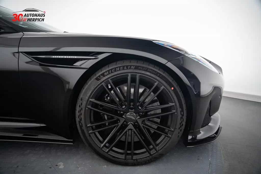 Aston Martin DB12 Performance-Seat Carbon Keramikbremse B&W 04/2024-photo-7