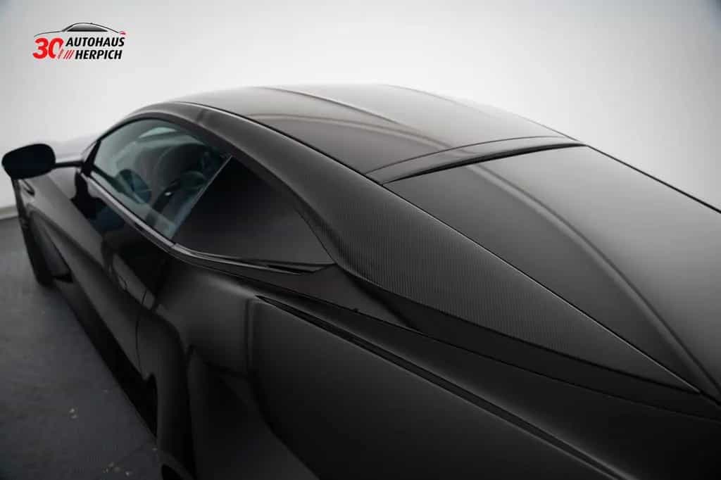 Aston Martin DB12 Performance-Seat Carbon Keramikbremse B&W 04/2024-photo-9