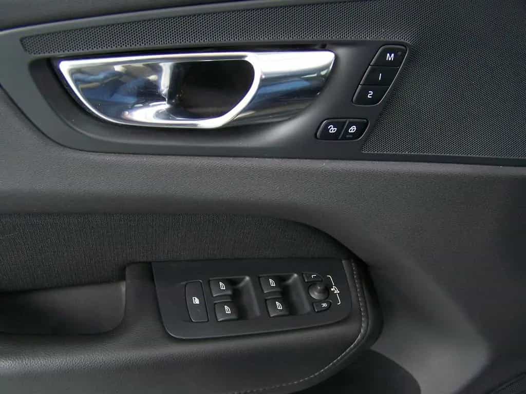 Volvo XC60 D4 Momentum Pro AUTOM LED+NAV+AMB+KAM+PDC 01/2020-photo-10