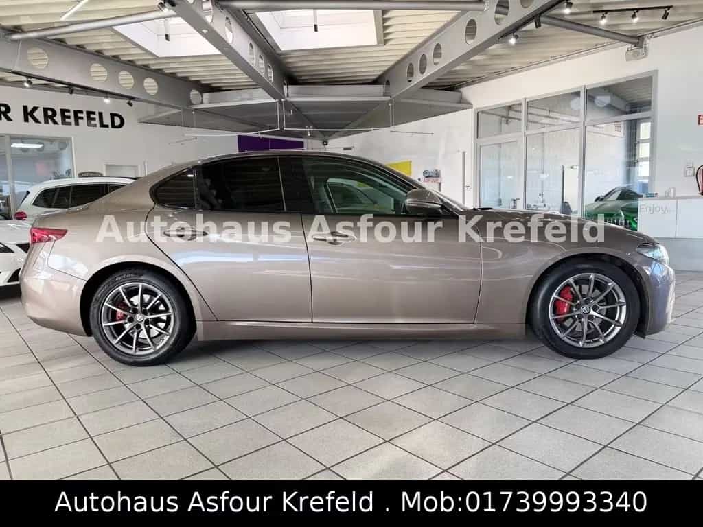 Alfa Romeo Giulia Super Efficiency *Kamera*PDC*AHK*8-fach 03/2017-photo-2