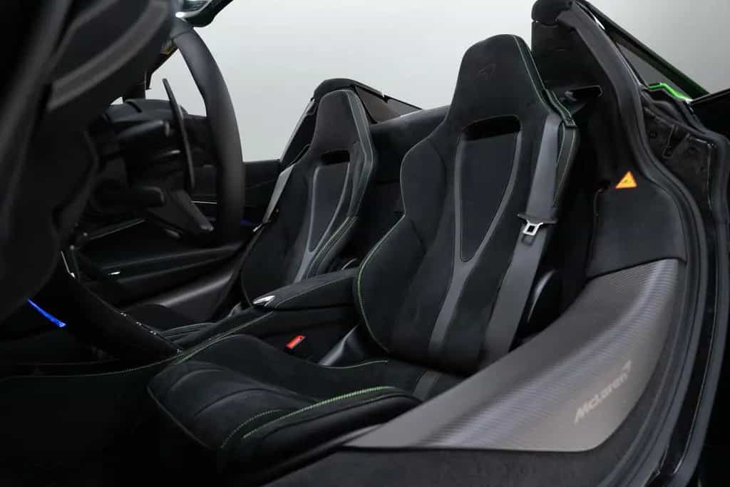 McLaren 750S Spider CF Exterior I Mantis Green I B&W null-photo-17