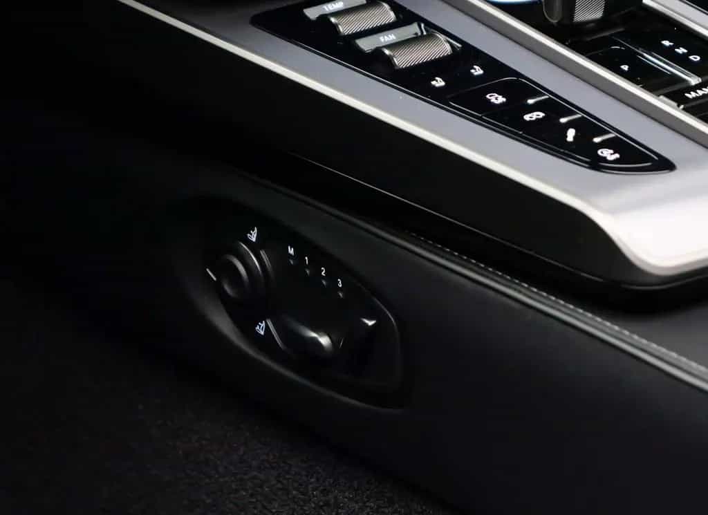 Aston Martin Vanquish Volante null-photo-11