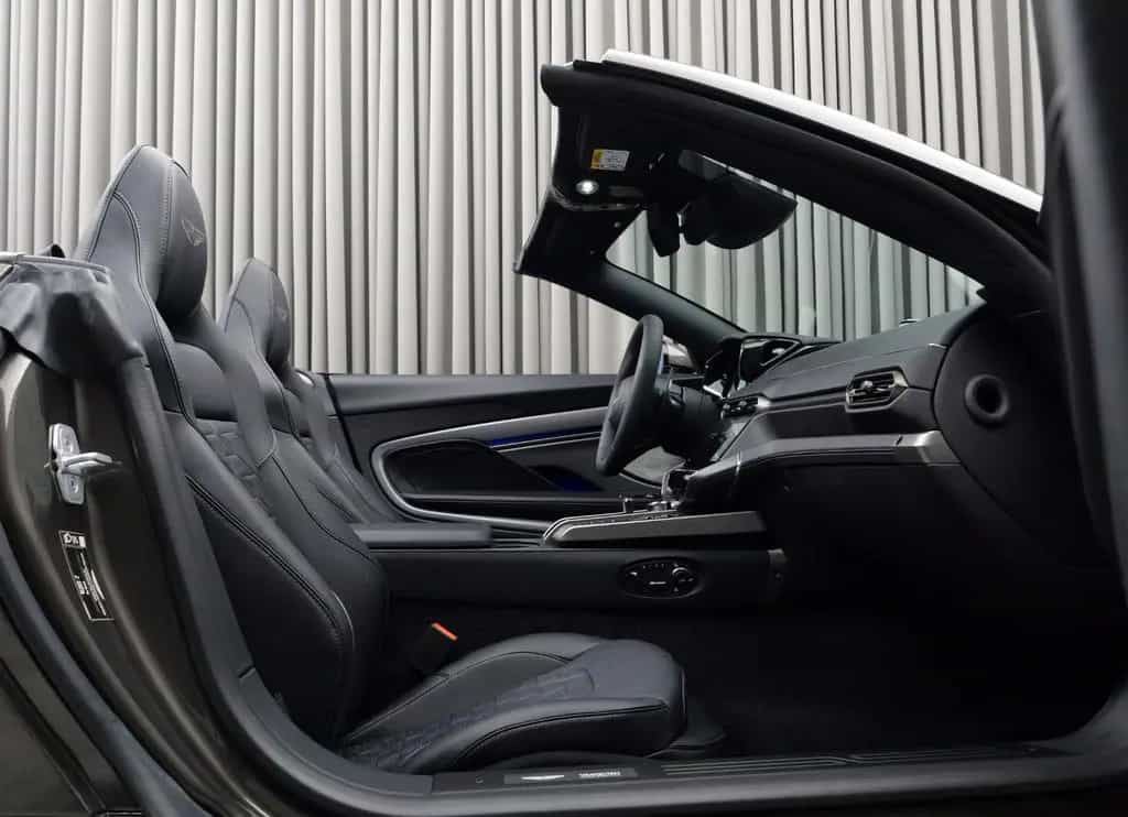Aston Martin Vanquish Volante null-photo-4
