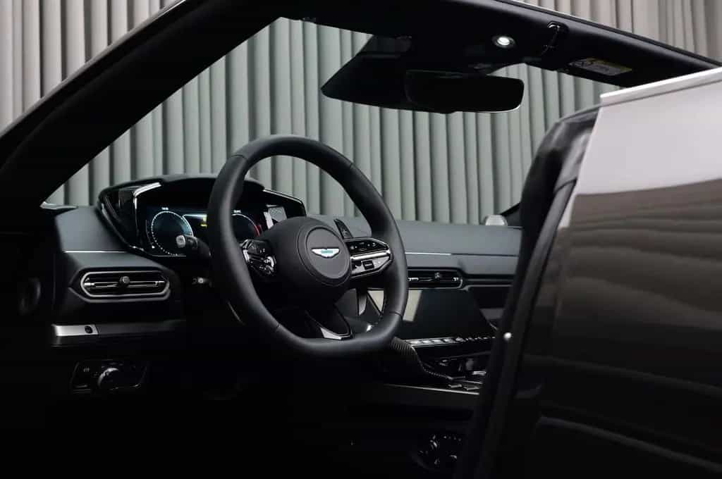 Aston Martin Vanquish Volante null-photo-5