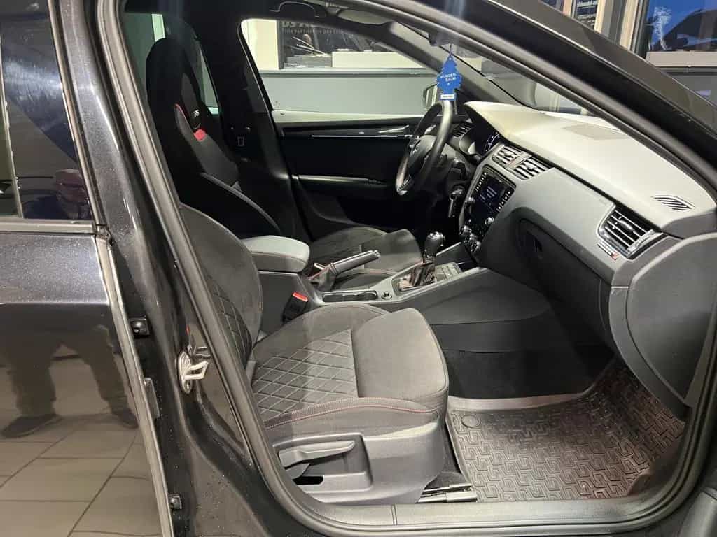Skoda Octavia Combi RS 08/2018-photo-16