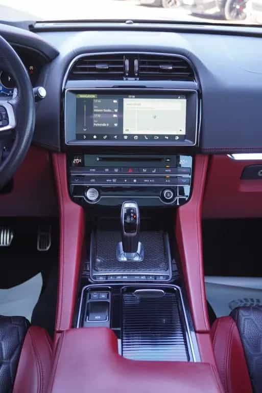 Jaguar F-Pace SVR AWD+Panorama+22Zoll+HUD+Assistenz+LED 08/2019-photo-13