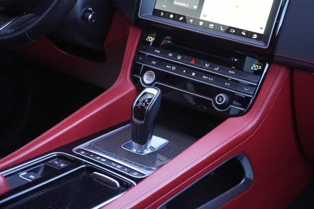 Jaguar F-Pace SVR AWD+Panorama+22Zoll+HUD+Assistenz+LED 08/2019-photo-16