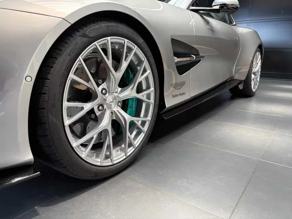 Aston Martin Vanquish - Q Spirit Silver - Inspire Duo 03/2025-photo-17