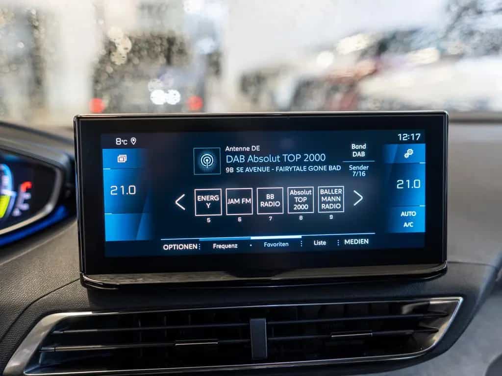 Peugeot 3008 GT HYBRID 136 e-DSC6 ACC PANO LED NAVI SHZ 02/2024-photo-9