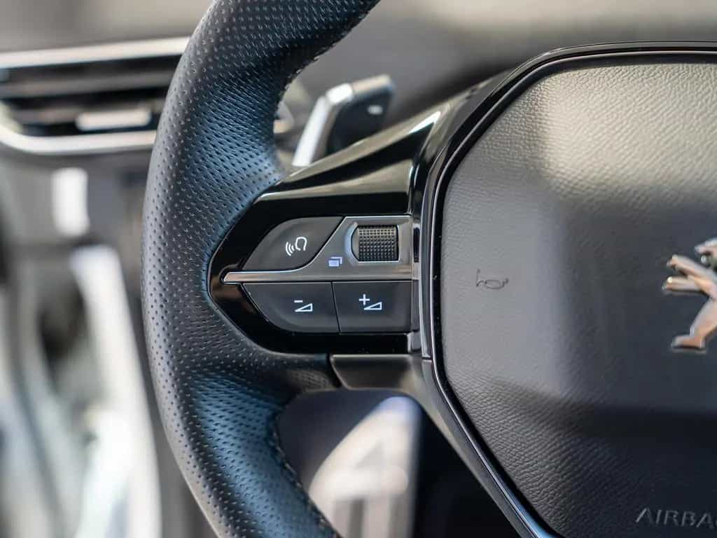 Peugeot 3008 GT HYBRID 136 e-DSC6 ACC PANO LED NAVI SHZ 02/2024-photo-13
