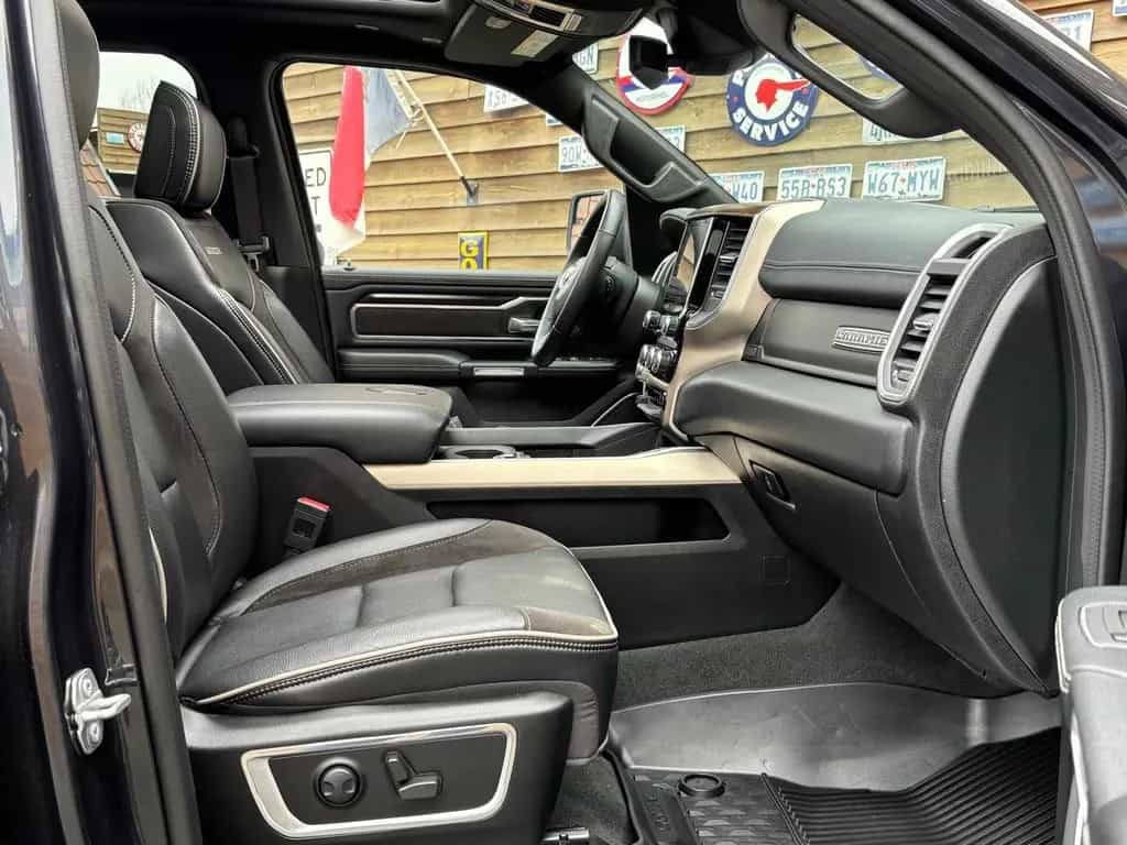 Dodge RAM 1500 Laramie 5.7L PANO 4x4 AHK 02/2023-photo-26