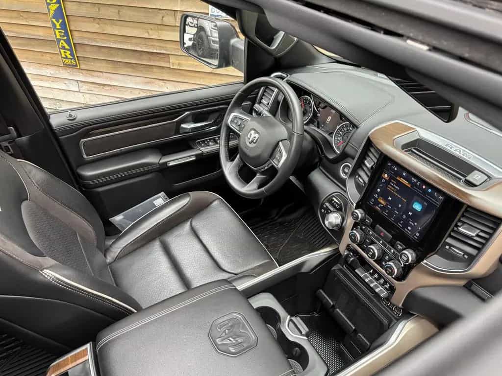 Dodge RAM 1500 Laramie 5.7L PANO 4x4 AHK 02/2023-photo-28