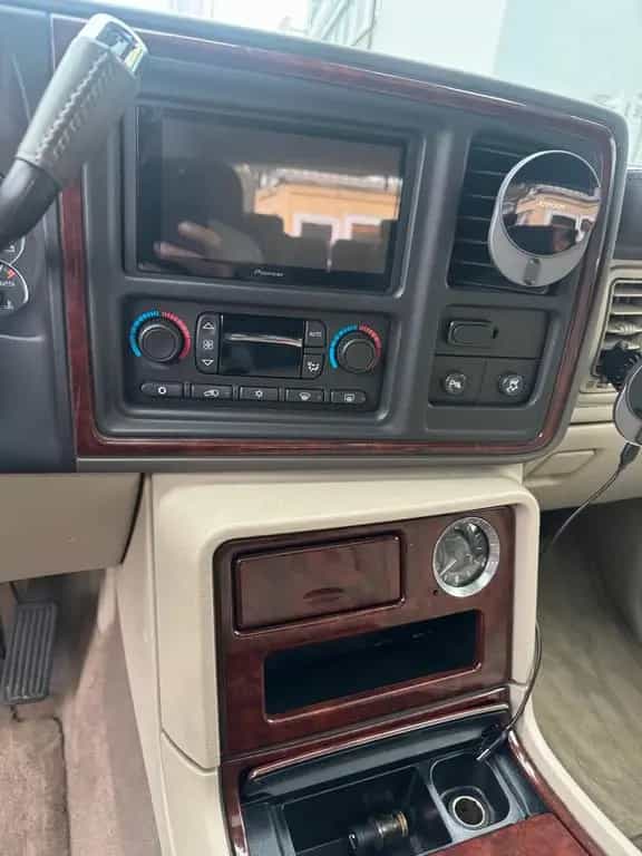 Cadillac Escalade 2005 | Schwarz | 6.0 V8 | Scheckheft 10/2005-photo-11