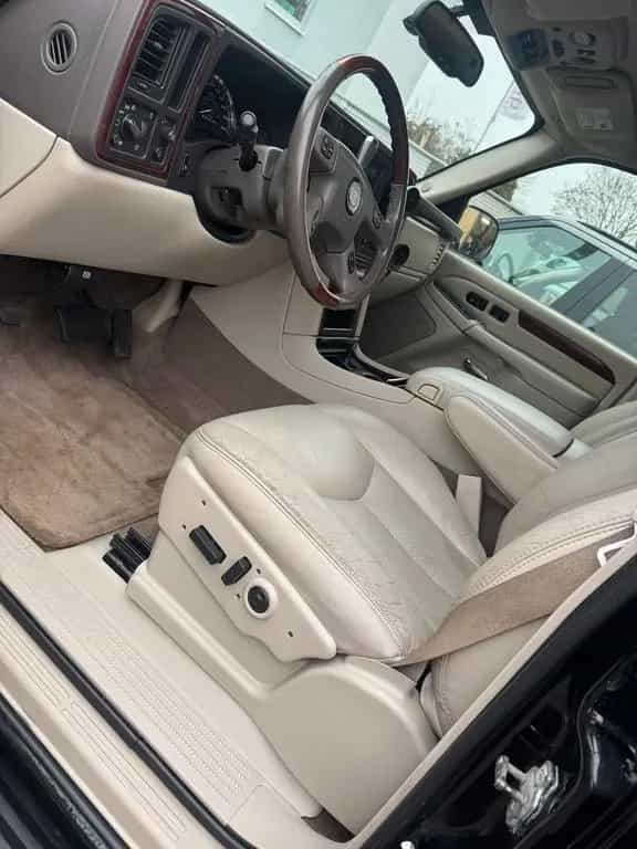 Cadillac Escalade 2005 | Schwarz | 6.0 V8 | Scheckheft 10/2005-photo-5