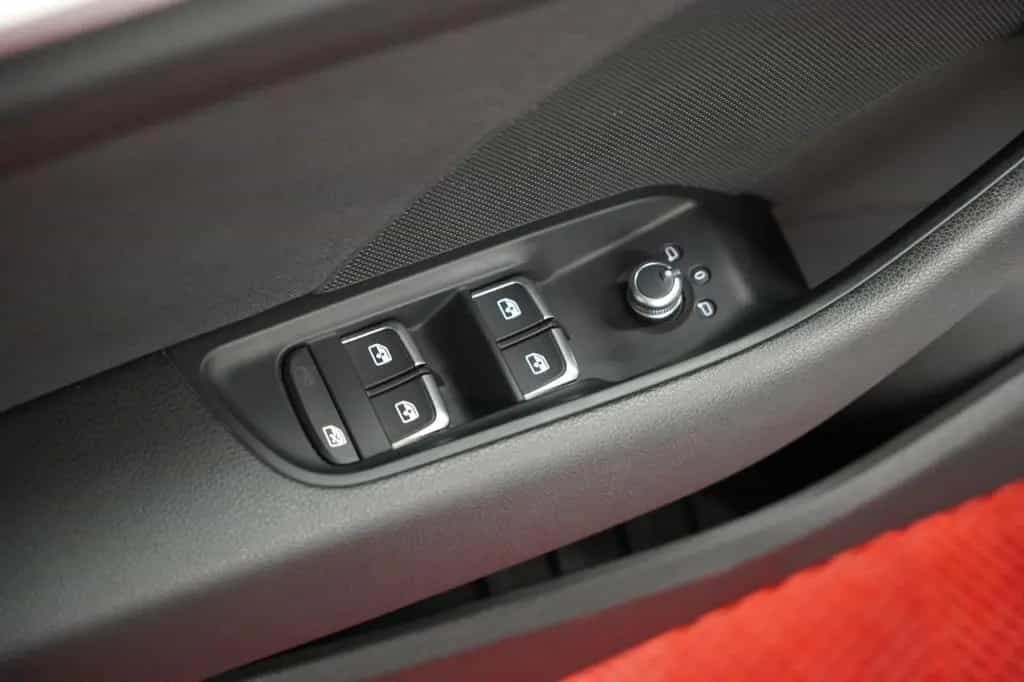 Audi A3 Lim. Sport *2.Hand*Unfallfrei*Sportsitze* 02/2018-photo-17