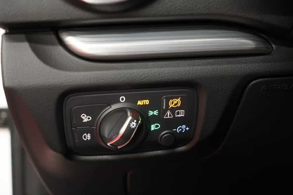 Audi A3 Lim. Sport *2.Hand*Unfallfrei*Sportsitze* 02/2018-photo-18