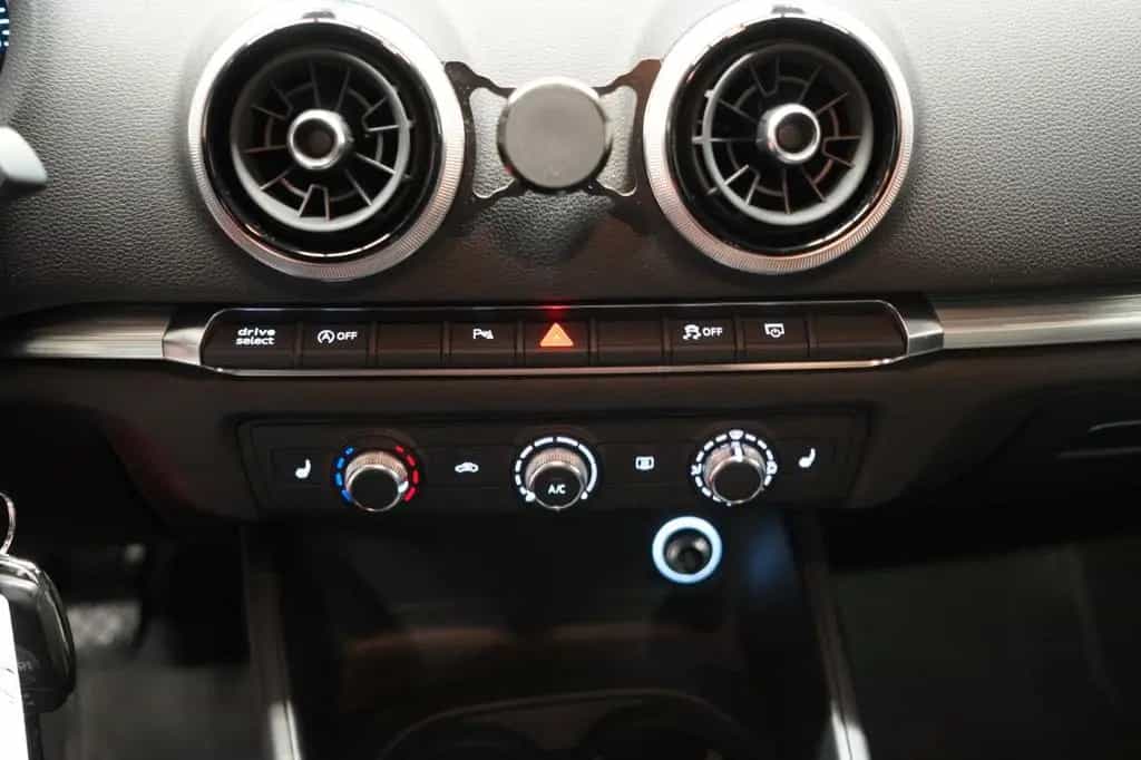 Audi A3 Lim. Sport *2.Hand*Unfallfrei*Sportsitze* 02/2018-photo-25