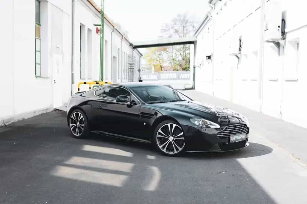 Aston Martin V12 Vantage Carbon Black Edition *MwSt / Manual* 07/2010-photo-0