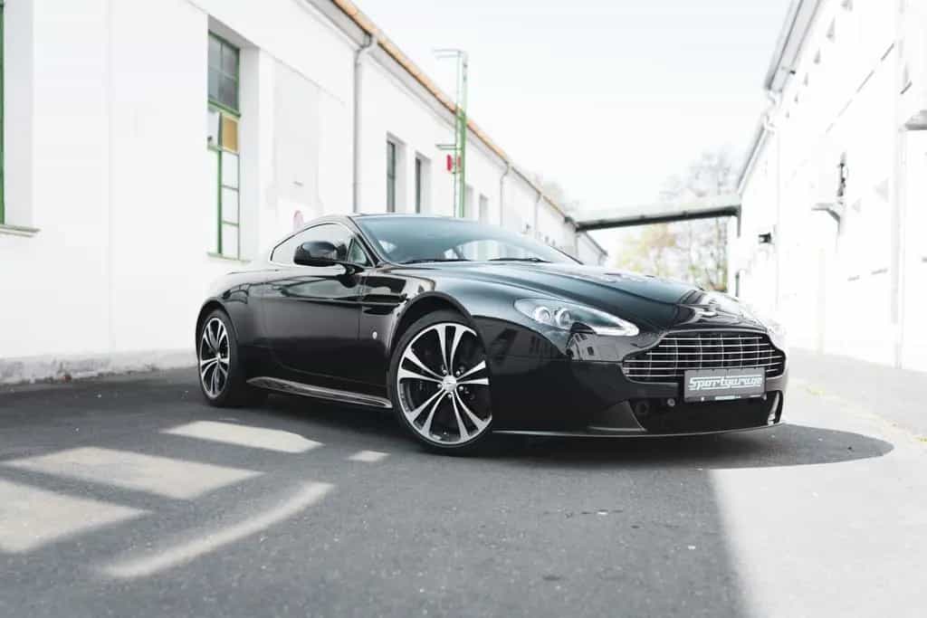 Aston Martin V12 Vantage Carbon Black Edition *MwSt / Manual* 07/2010-photo-1