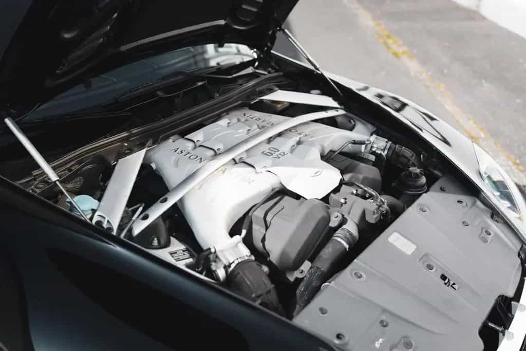 Aston Martin V12 Vantage Carbon Black Edition *MwSt / Manual* 07/2010-photo-11