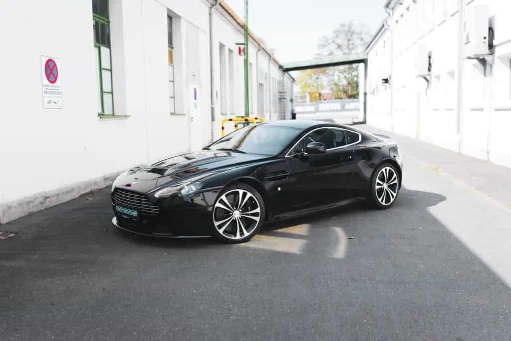 Aston Martin V12 Vantage Carbon Black Edition *MwSt / Manual* 07/2010-photo-13