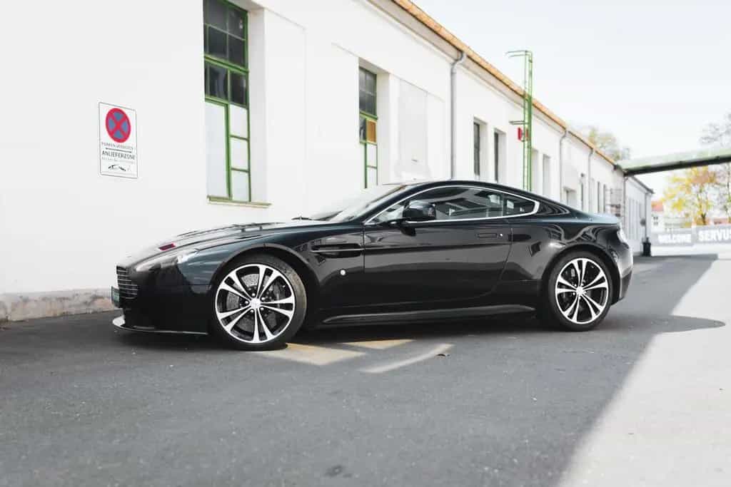 Aston Martin V12 Vantage Carbon Black Edition *MwSt / Manual* 07/2010-photo-14