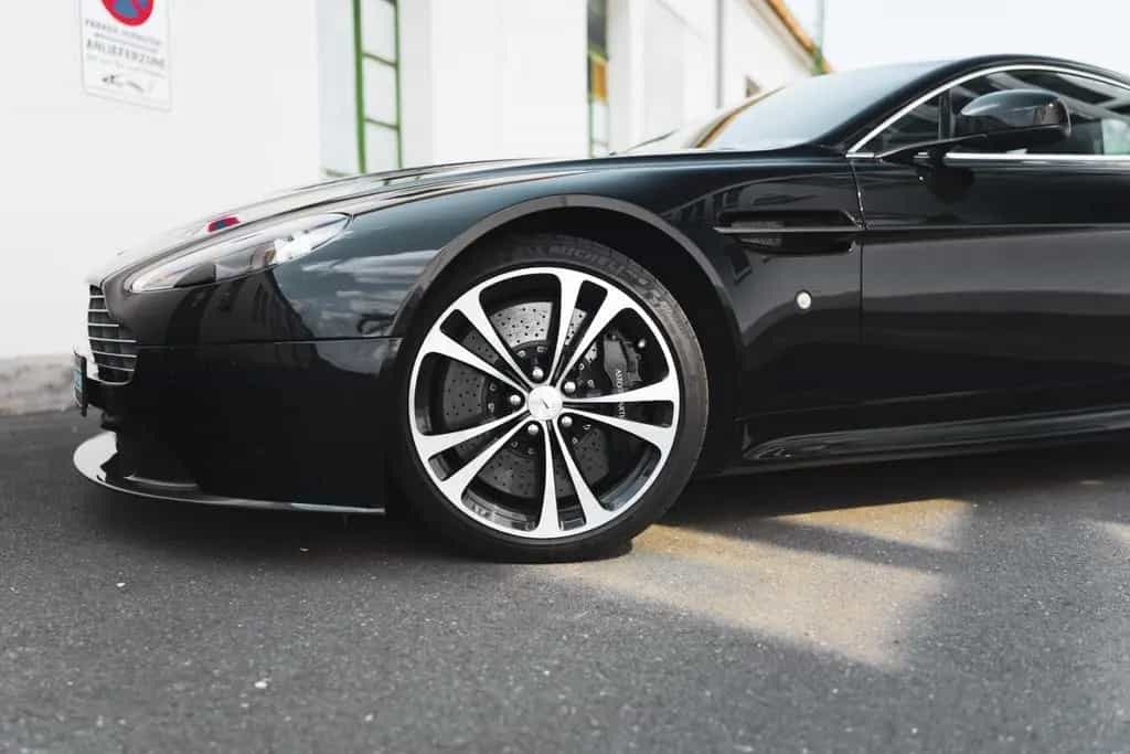 Aston Martin V12 Vantage Carbon Black Edition *MwSt / Manual* 07/2010-photo-15