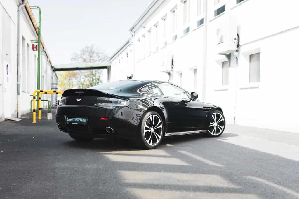 Aston Martin V12 Vantage Carbon Black Edition *MwSt / Manual* 07/2010-photo-18