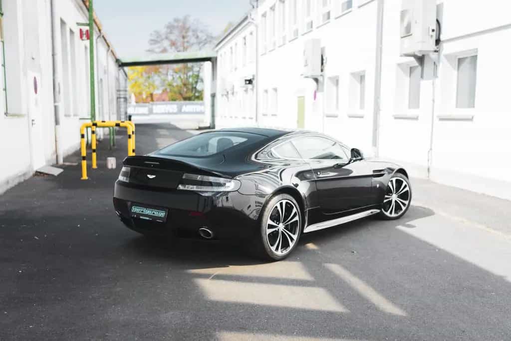 Aston Martin V12 Vantage Carbon Black Edition *MwSt / Manual* 07/2010-photo-19