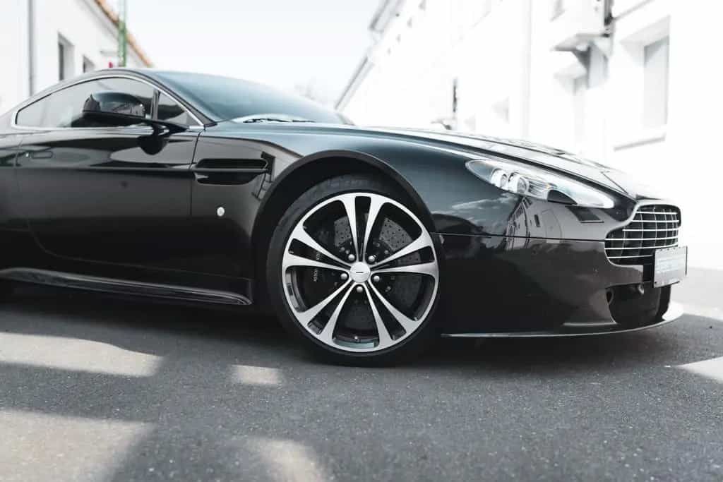 Aston Martin V12 Vantage Carbon Black Edition *MwSt / Manual* 07/2010-photo-2