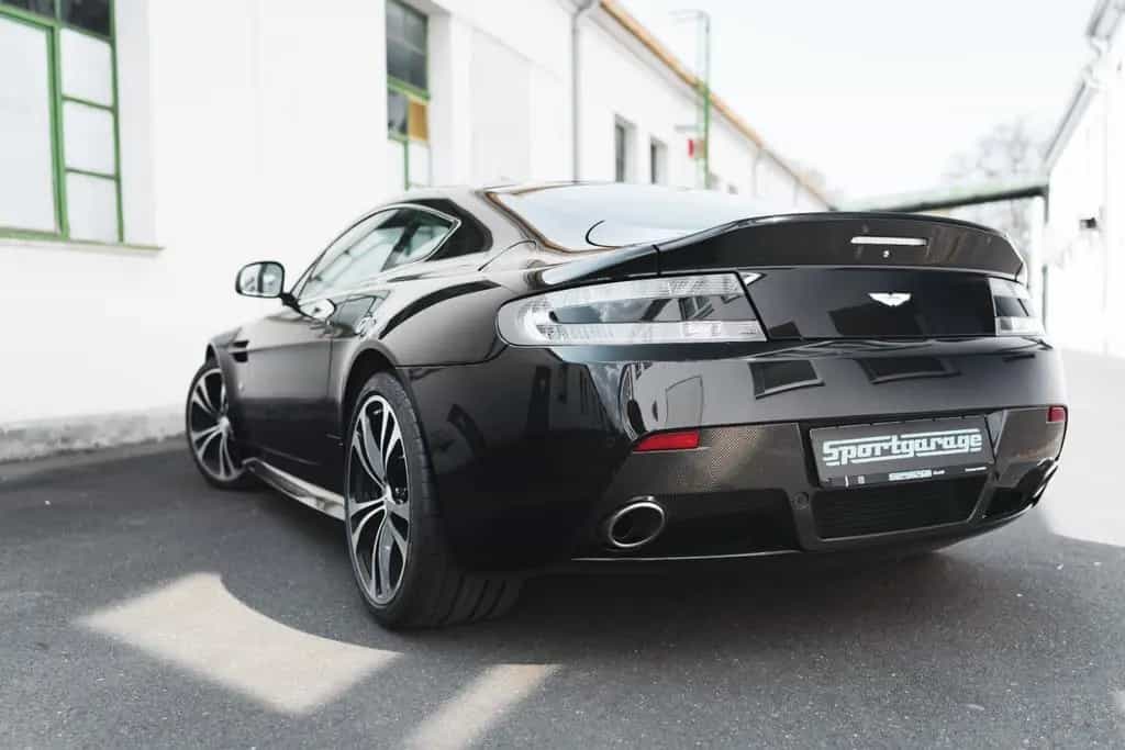 Aston Martin V12 Vantage Carbon Black Edition *MwSt / Manual* 07/2010-photo-23