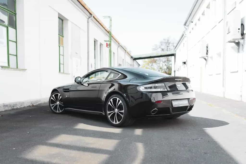 Aston Martin V12 Vantage Carbon Black Edition *MwSt / Manual* 07/2010-photo-24