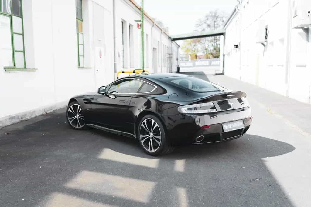Aston Martin V12 Vantage Carbon Black Edition *MwSt / Manual* 07/2010-photo-25