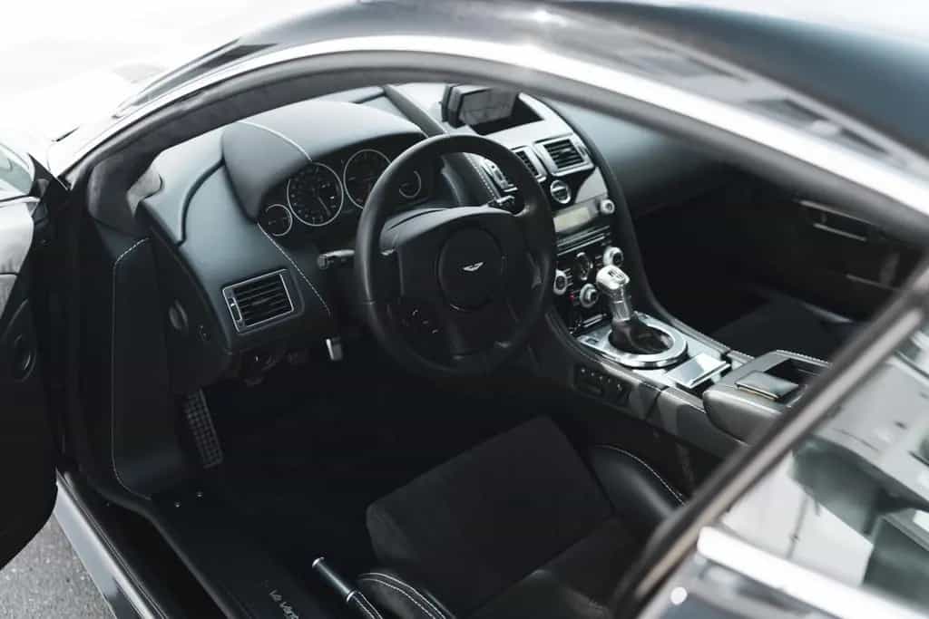 Aston Martin V12 Vantage Carbon Black Edition *MwSt / Manual* 07/2010-photo-29