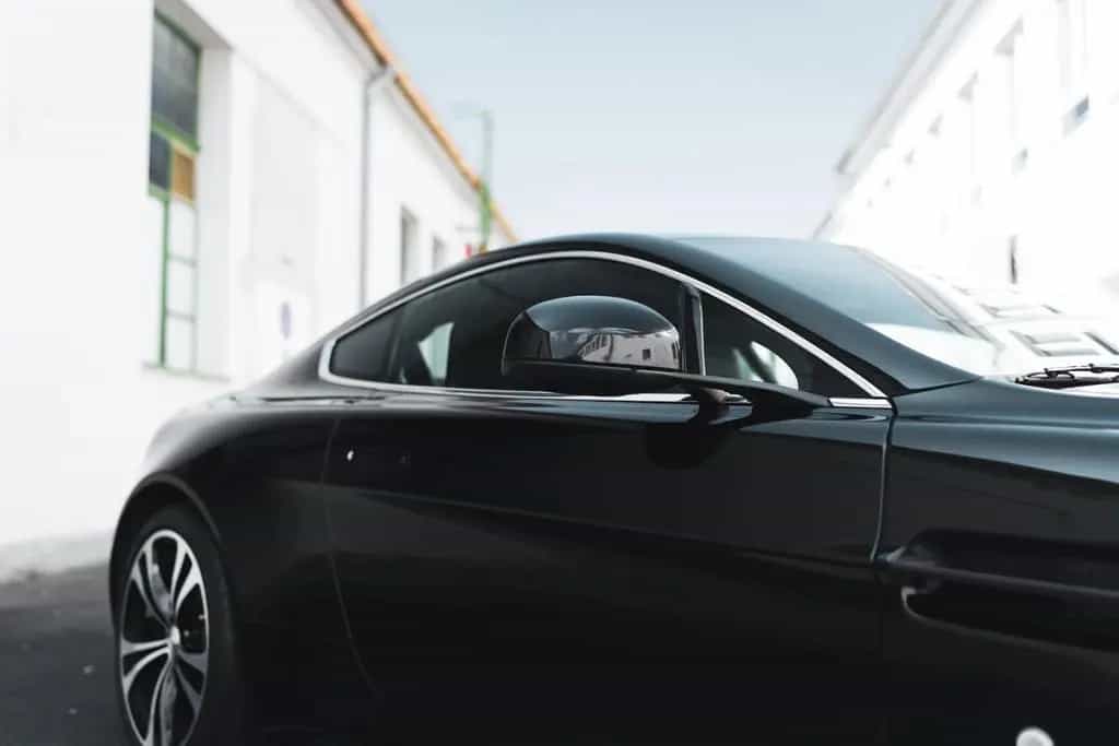 Aston Martin V12 Vantage Carbon Black Edition *MwSt / Manual* 07/2010-photo-3