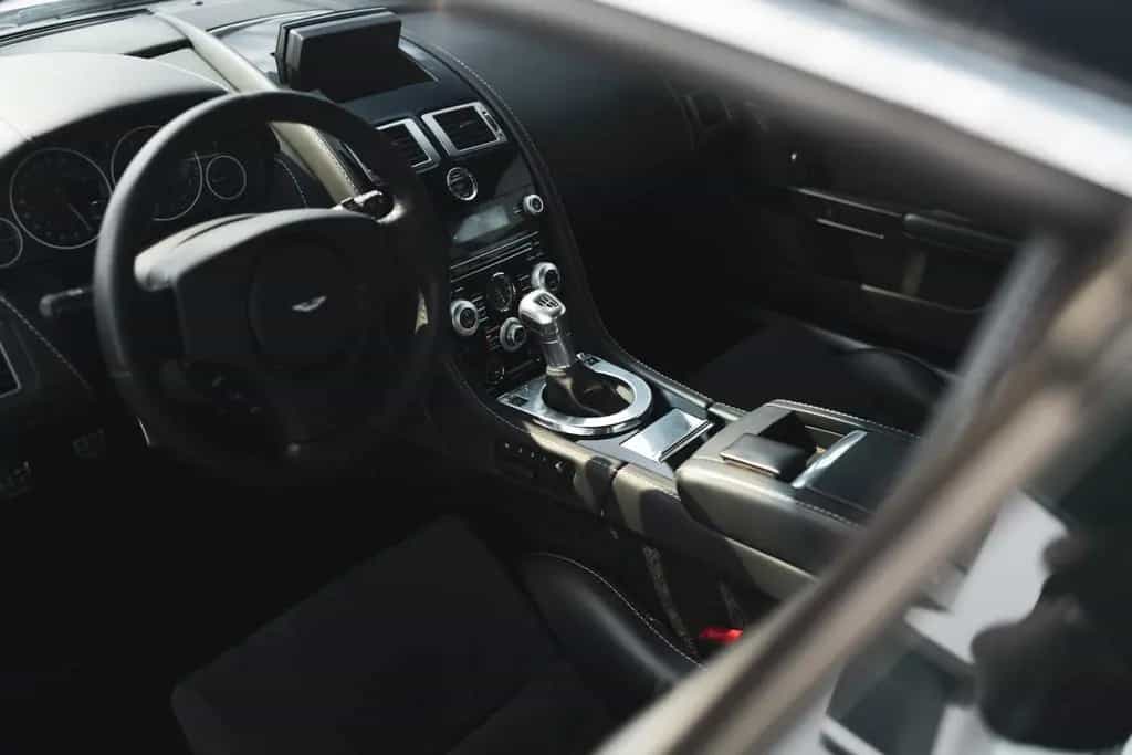 Aston Martin V12 Vantage Carbon Black Edition *MwSt / Manual* 07/2010-photo-30