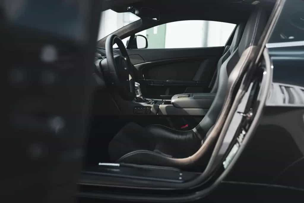 Aston Martin V12 Vantage Carbon Black Edition *MwSt / Manual* 07/2010-photo-32