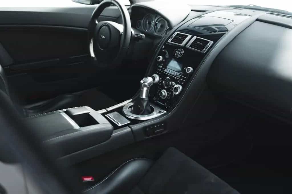 Aston Martin V12 Vantage Carbon Black Edition *MwSt / Manual* 07/2010-photo-38