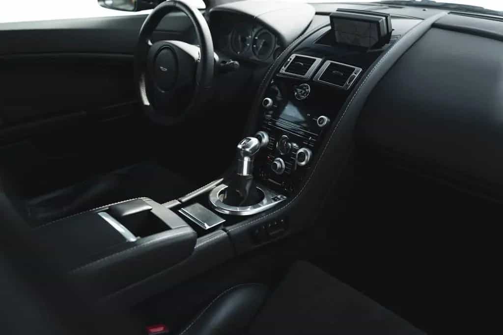 Aston Martin V12 Vantage Carbon Black Edition *MwSt / Manual* 07/2010-photo-40